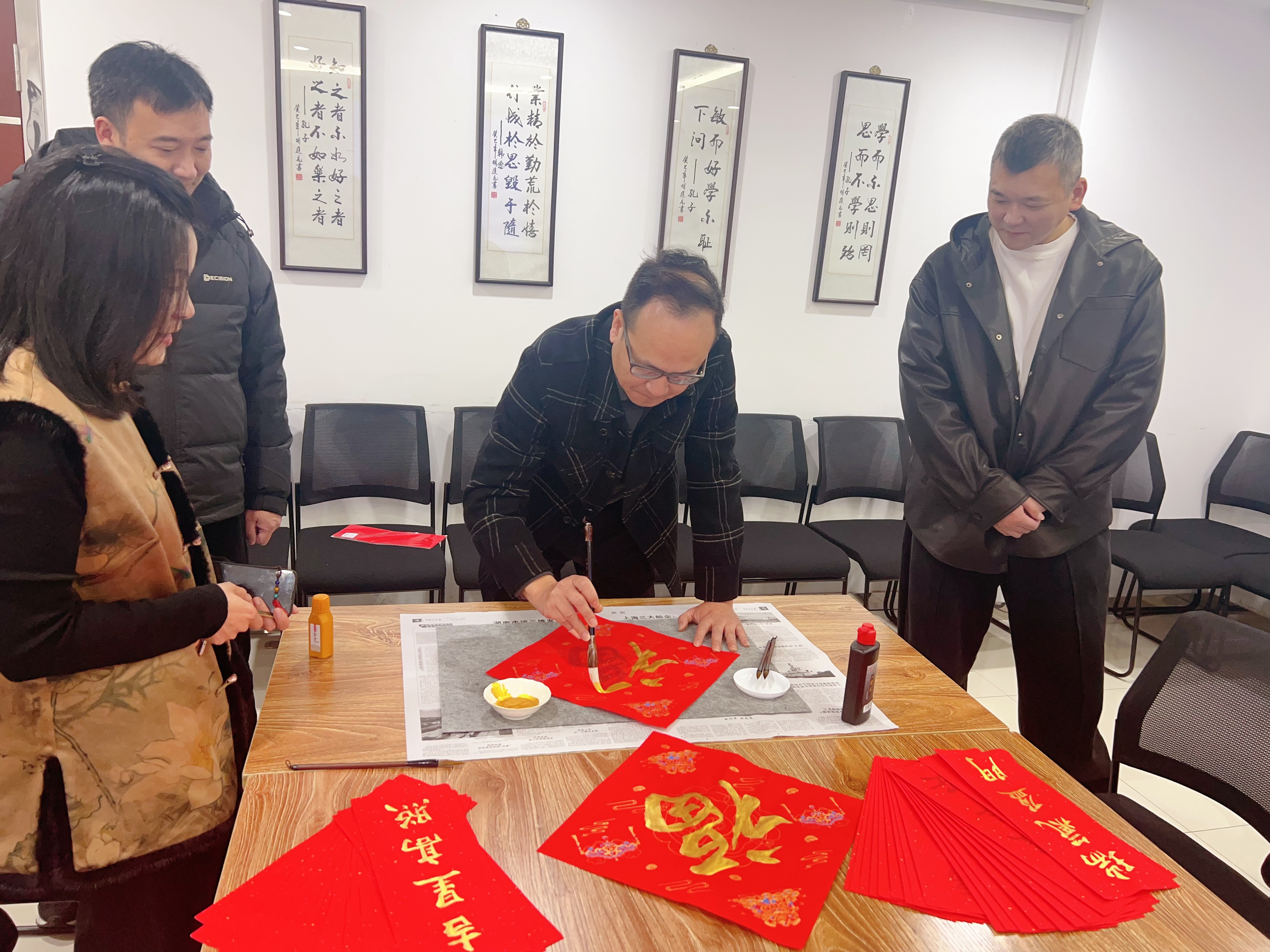 物管公司工会开展 “灵蛇舞春 墨韵凝情” 新春送福；Ｔ硕