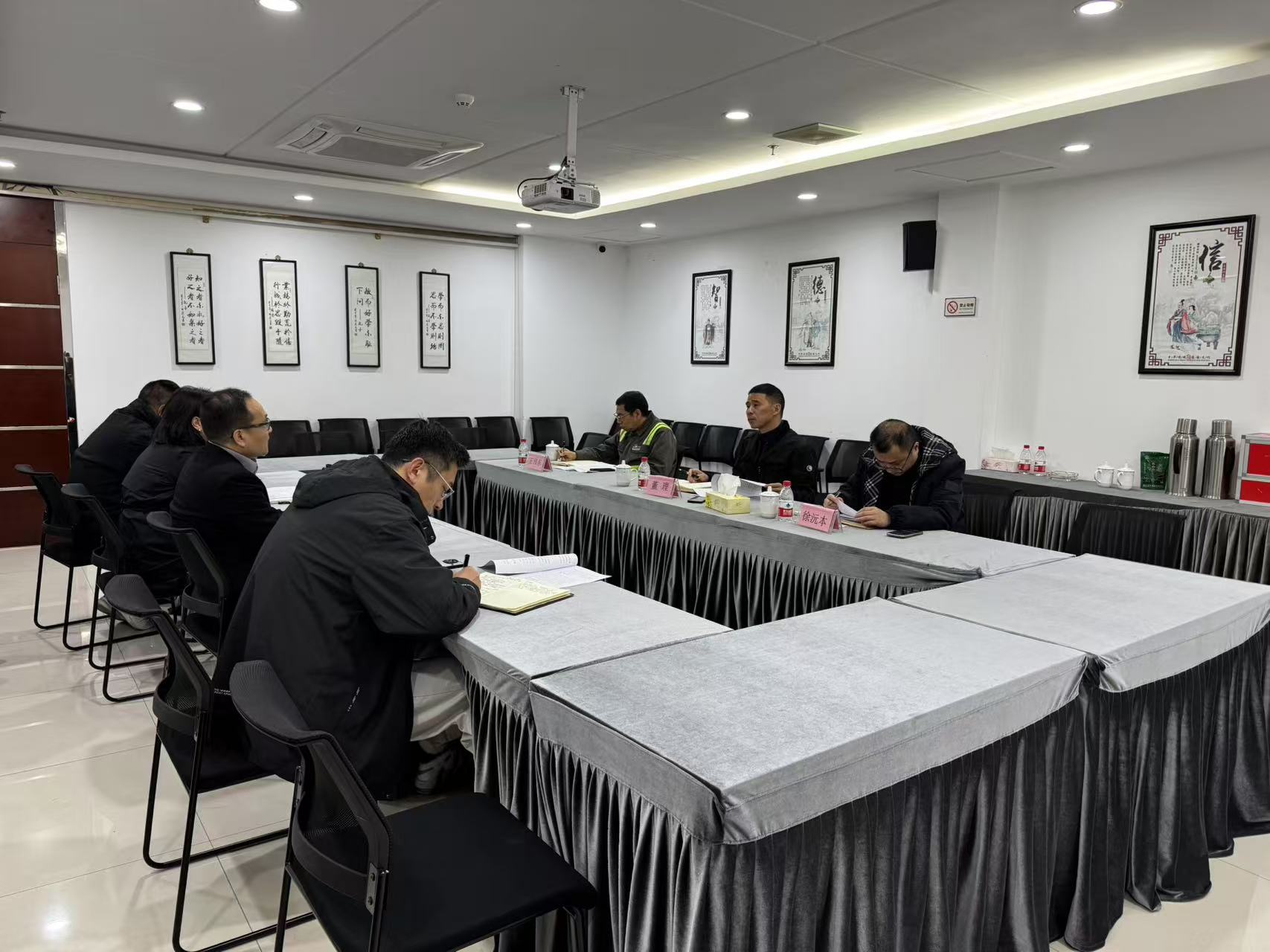 Z6尊龙凯时集团党委委员、副总司理董理带队调研物管公司